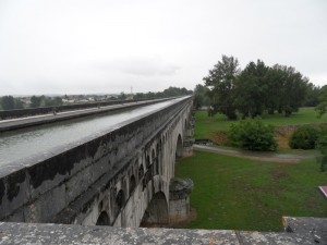 Le plus long pont qui supporte le canal sur tout le trajet