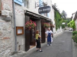 Entrée du restaurant dans une ruelle de la veille ville derrière l'Eglise. Retrouvailles de Gaby et Roger son ancien prof de cuisine !