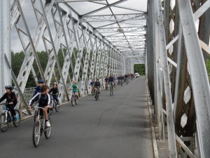 Nous traversons le pont sur la Garonne car nous cherchons notre chemin, il n'y a plus de pistes cyclables jusqu'à Uzeste, elle est en projet !